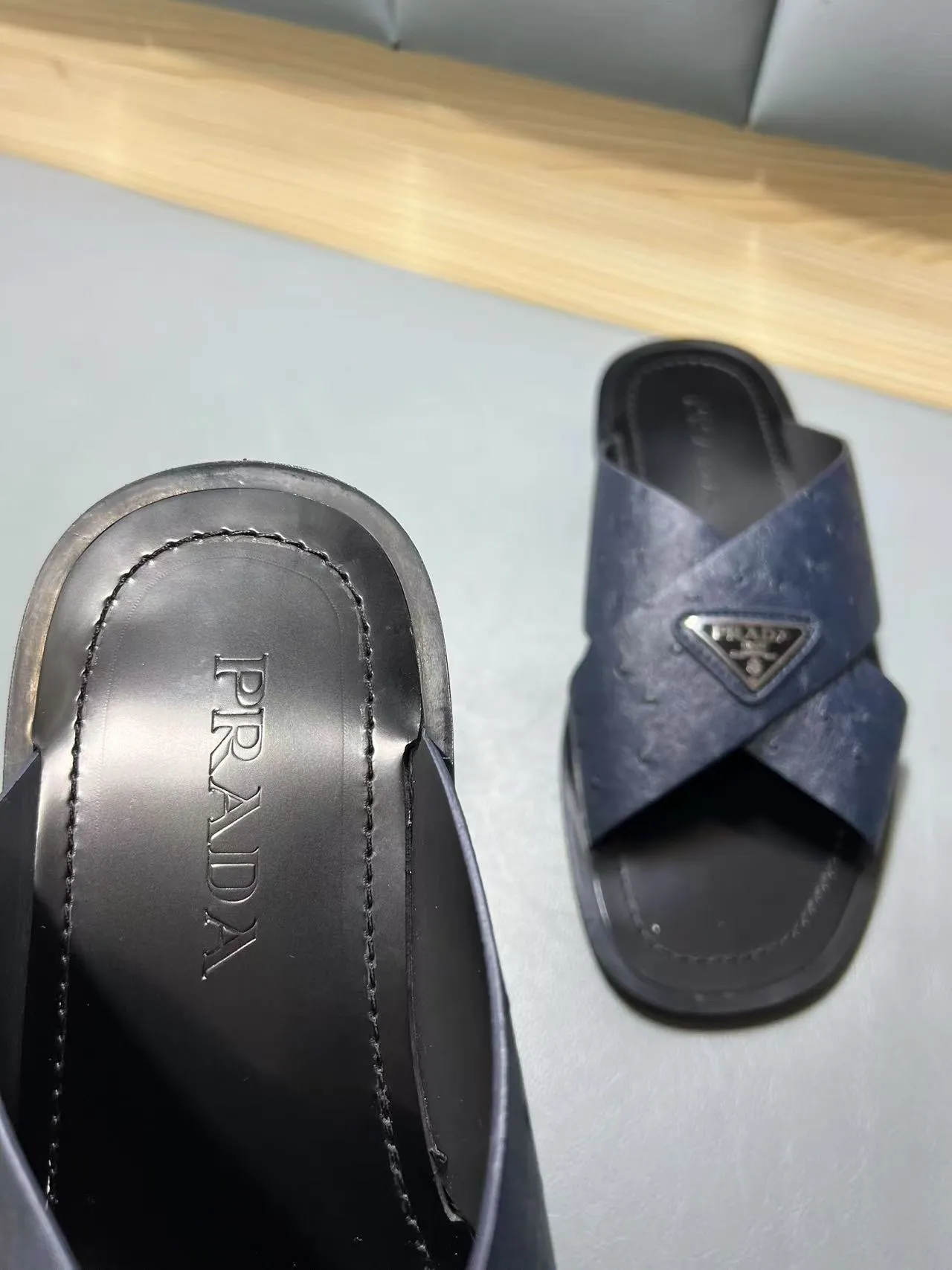 340💰PRADA Prada’s latest slippers are synchronized with the official website. This slipper is made of the brand’s unique and iconic Saffiano leather. The brand logo jumps out from the double straps, and the brand style is clearly visible. Cowhide gives men elegant charm and functional design, making it an ideal choice for vacation and leisure. Size:38-45